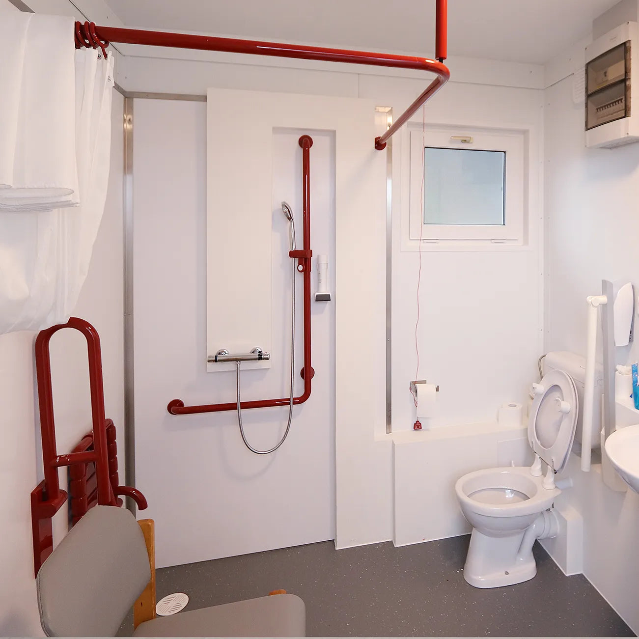 10 Fuß WC und Sanitärcontainer Barrierefrei